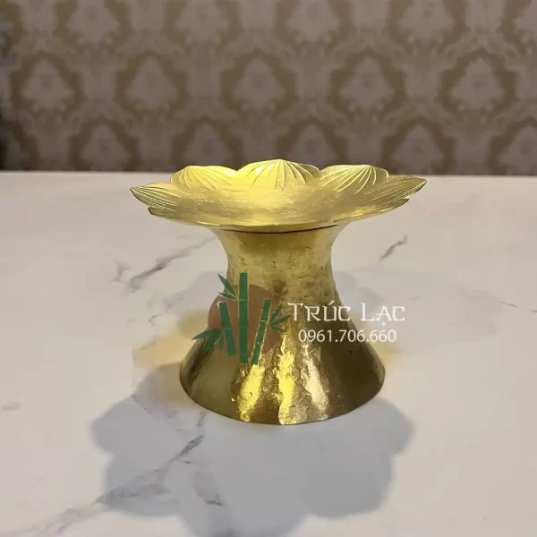 Chân nến dáng hoa sen bằng đồng vàng