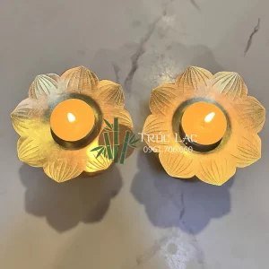 Chân nến dáng hoa sen bằng đồng vàng