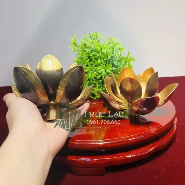 Chân nến cánh sen nét cổ 2 tầng cánh