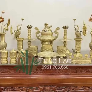 Bộ đài thờ vàng bóng trên ban thờ