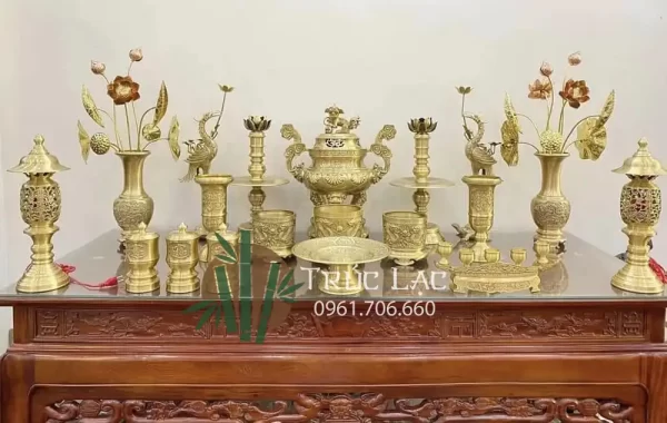 Bộ đài thờ vàng bóng trên ban thờ